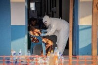 Seorang petugas kesihatan mengambil sampel daripada pesakit dijangkiti Ebola di Bunia wilayah Ituri. Foto AFP