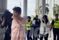 Puteri Alisa Nabila (dua dari kanan), Mariam Najwa (tiga dari kanan), Leong Weong (dua dari kiri) dan Mohammad Nazirul ( kiri) dibawa ke Mahkamah Majistret Kuala Lumpur pada Jumaat.