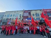 Mohamad Shafwan (tengah) bergambar bersama penyokong di hadapan Pusat Operasi Utama PH N50 Bukit Permai sempena hari penamaan calon PRN Johor pada Sabtu.