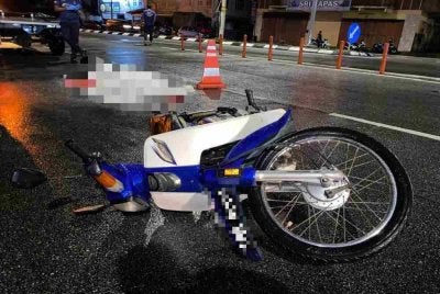 Keadaan motosikal mangsa yang terlibat kemalangan di Jalan Gong Kapas, Kuala Terengganu awal pagi Jumaat. 