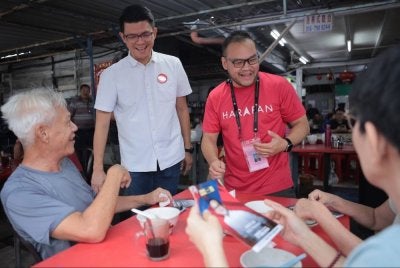 Jalex (berdiri, kanan) berkata, jentera PH akan bekerja keras bagi memastikan gabungan itu memperoleh kemenangan sebanyak mungkin kerusi pada PRN Johor.

