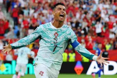 Ronaldo menyempurnakan penalti pada minit ke-68 untuk Portugal kembali bangkit mengikat Croatia 1-1. Foto: Agensi