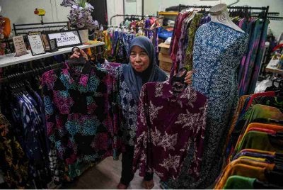 Maimunah menunjukkan hasil batik yang menarik dan kreatif yang diusahakannya di Rumah Ranorm Batik Creation baru-baru ini. Foto: Bernama