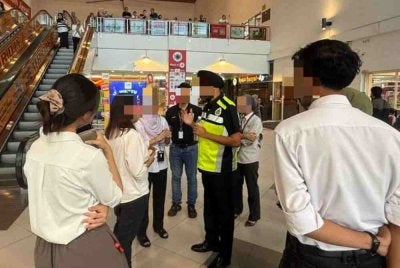 Antara individu yang diperiksa JIM dalam Op Mega di sebuah pusat beli-belah di Bandar Botanik, Klang pada Rabu lalu. Foto: JIM