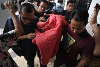 Lima warden penjara dibawa ke Mahkamah Majistret Taiping pada Jumaat atas pertuduhan menyebabkan kecederaan terhadap tiga banduan dalam insiden yang dilaporkan sebagai rusuhan di Penjara Taiping, Januari tahun lalu.