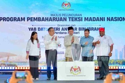 Anwar (tengah) merasmikan gimik Program Pembaharuan Teksi Madani Nasional pada Jumaat. FOTO SINAR HARIAN/ASRIL ASWANDI SHUKOR