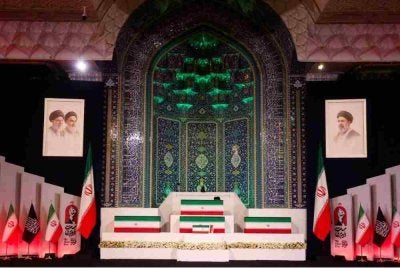 Keranda Ali Khamenei bersama ahli keluarganya yang diselubungi bendera kebangsaan ditempatkan di Kompleks Masjid Imam Khomeini Hosseiniyeh.