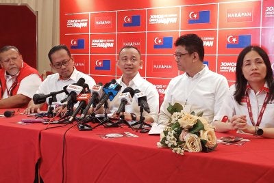Maszlee (tengah) pada sidang akhbar selepas Peluncuran Manifesto PH di Johor Bahru pada Jumaat.