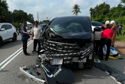 Keadaan Toyota Alphard yang remuk di bahagian hadapan selepas terlibat dalam kemalangan dengan Perodua Alza di Jalan Temerloh-Bera pada Jumaat. - Foto: JBPM Pahang