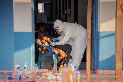 Seorang petugas kesihatan mengambil sampel daripada pesakit dijangkiti Ebola di Bunia wilayah Ituri. Foto AFP