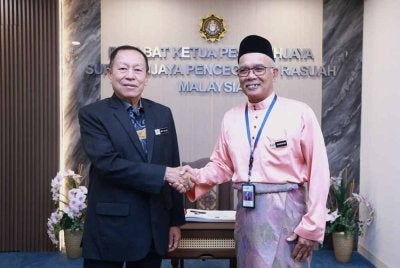 Shamshun (kanan) mengadakan kunjungan hormat kepada Abd Halim di Ibu Pejabat SPRM Putrajaya pada Jumaat. - FOTO: SPRM
