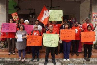 Amir Syafik (tengah) ketika mengumumkan tiga teras manifesto yang ditawarkan PSM kepada pengundi DUN Skudai pada PRN Johor.