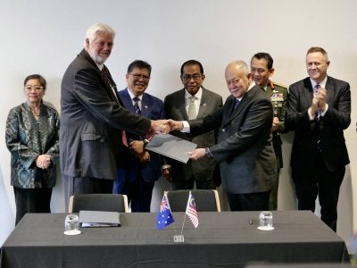 Perjanjian kerjasama tersebut dimeterai antara Syed Azman (tiga kanan) dengan Allan James Payne (dua kiri).