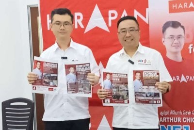 Arthur (kiri) melancarkan manifesto DUN Bukit Batu yang menggariskan tujuh tekad.