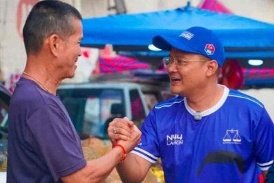 Mohd Hairi Mad Shah (kanan) dalam misi mempertahankan kerusi DUN Larkin. 