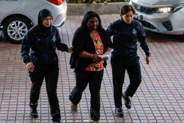 Venmani (tengah) mengaku tidak bersalah di Mahkamah Sesyen Shah Alam hari ini atas tiga pertuduhan pengubahan wang haram. Foto: Bernama 