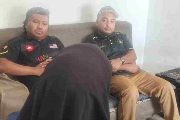 Intan semasa menerima kunjungan Amirul Syahir (kiri) di rumahnya di Alor Setar.