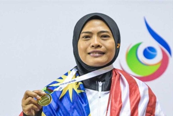 Emma Firyana ketika muncul sebagai juara acara perseorangan wanita pada kempen Piala Dunia 2025.