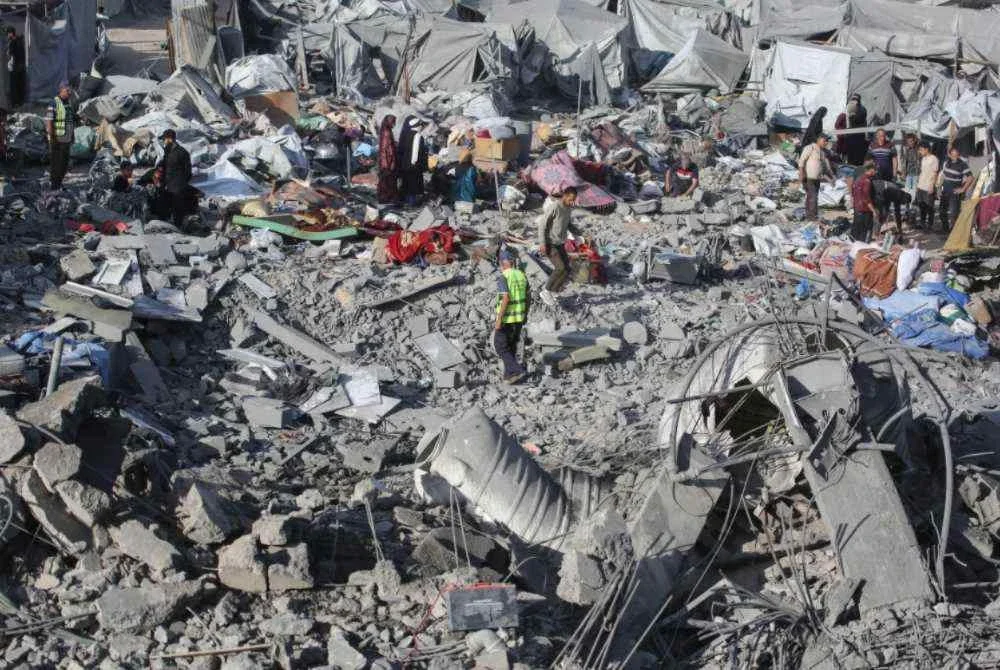 Israel turut memperhebatkan kempen pengeboman ke atas 'zon selamat' ciptaan mereka di selatan Gaza. Foto Agensi/AFP