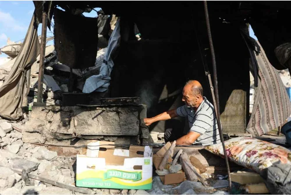 Keadaan khemah serba daif yang menjadi tempat berlindung seorang lelaki Palestin berhampiran kem pelarian al-Shati di Bandar Gaza. Foto Agensi/AFP