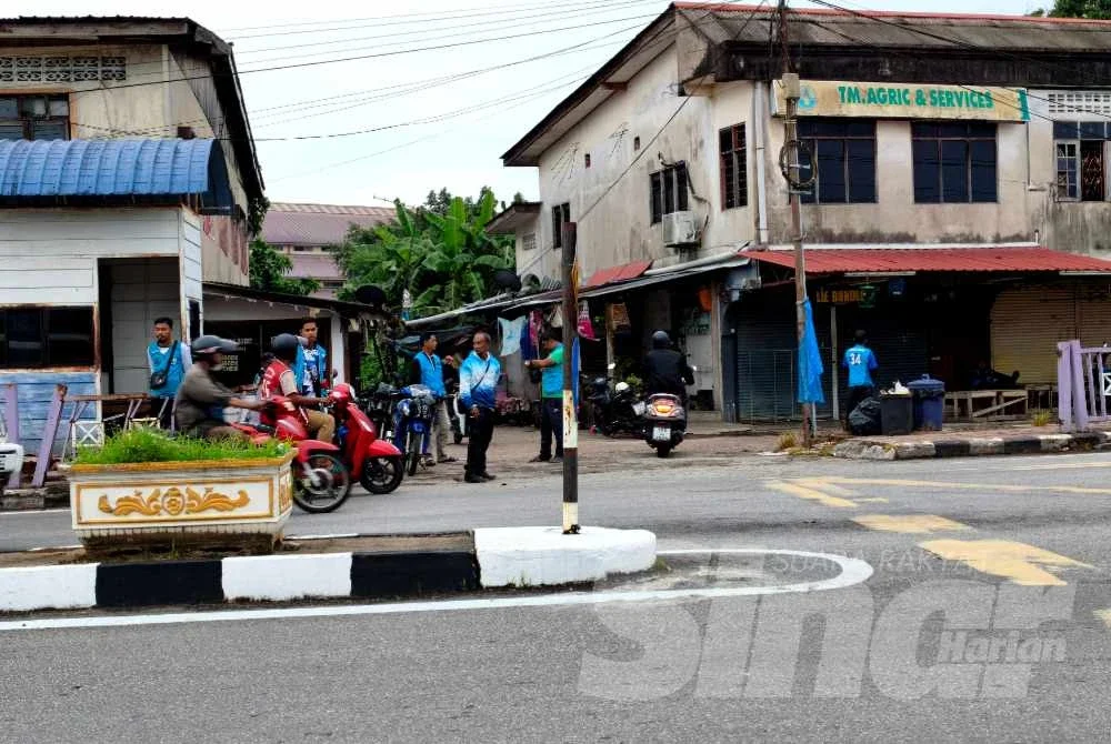 Pengendali motosikal tambang hanya mampu termenung apabila tidak ramai yang berkunjung ke Thailand pada Jumaat. Foto Sinar Harian - HAZELEN LIANA KAMARUDIN