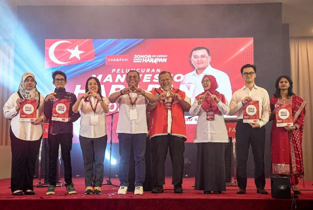 Naib Presiden Keadilan, Datuk Seri Amirudin Shari (tengah) bergambar selepas Majlis Peluncuran Manifesto Harapan Johor Untuk Semua. Foto Bernama