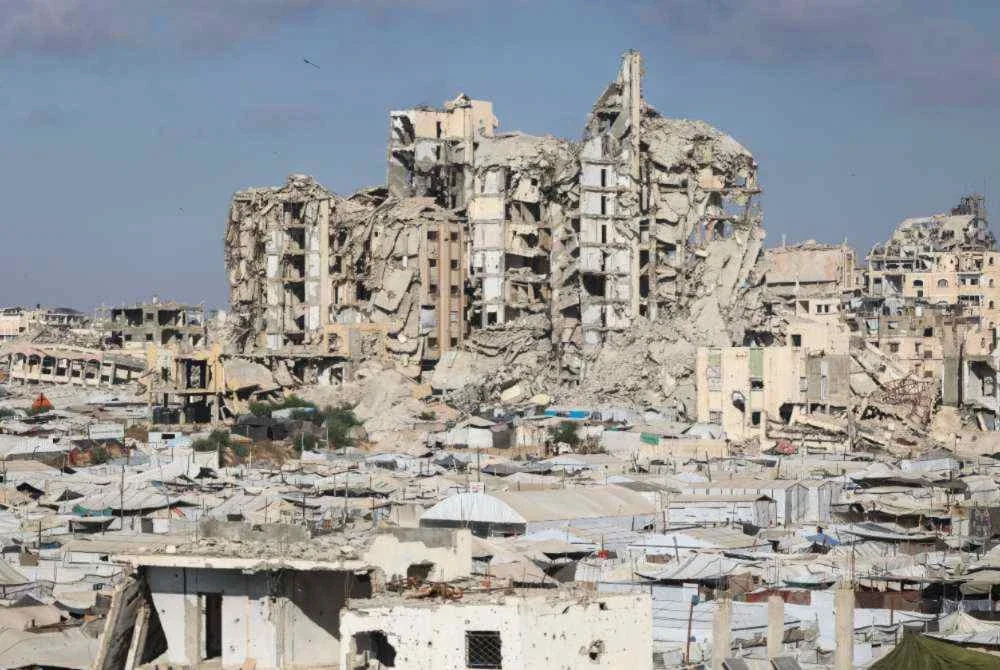 'Bandar khemah' yang menjadi tempat berlindung penduduk Palestin didirikan di tengah-tengah struktur yang musnah dibedil Zionis. Foto Agensi/AFP