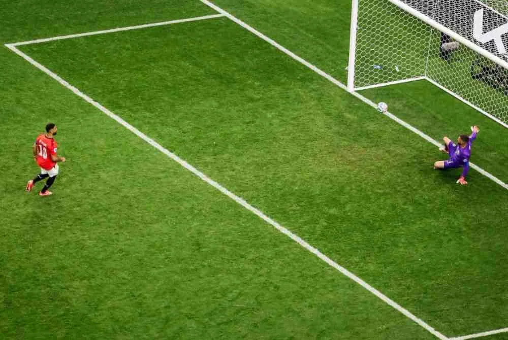 Salah tenang ketika menyempurnakan sepakan penalti gaya Panenka. Foto: Agensi