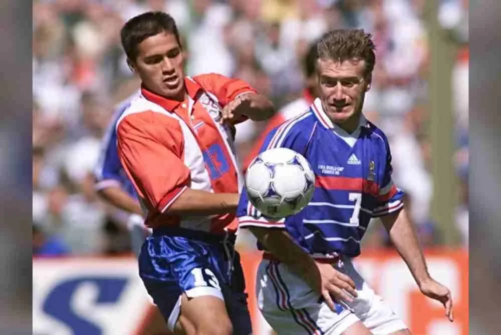 Imbas kembali... Deschamops (kanan) bersaing dengan Carlos Paredes semasa Piala Dunia 1998. Foto: Agensi