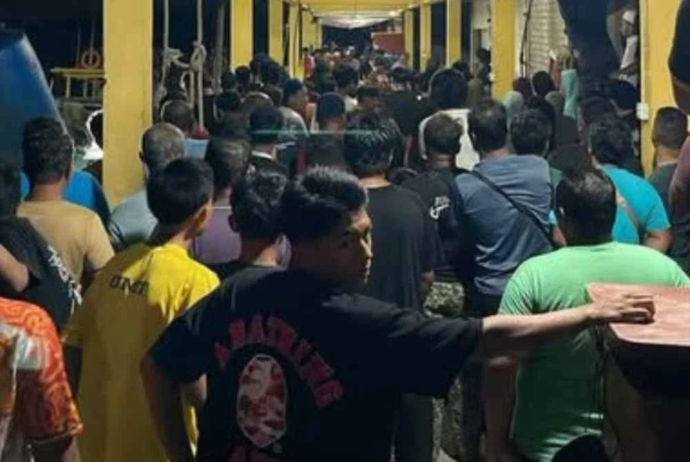 Polis menerima panggilan kecemasan MERS 999 daripada seorang individu yang memaklumkan mengenai kejadian jam 9 malam.