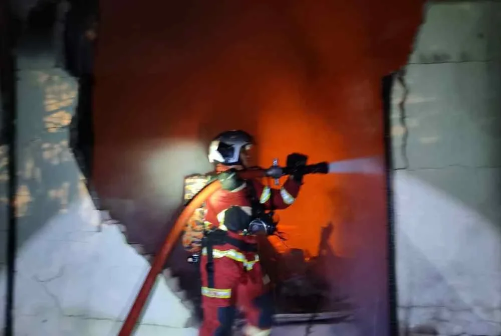 Bomba memadam kebakaran melibatkan sebuah rumah jenis kekal setingkat. Foto JBPM