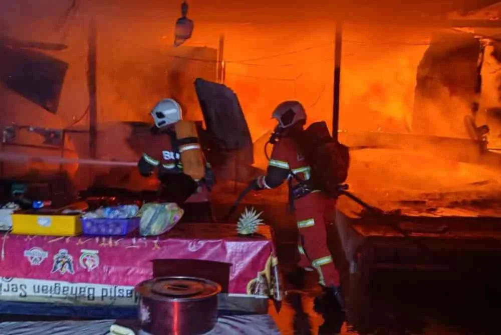  Operasi melibatkan anggota Balai Bomba dan Penyelamat (BBP) Serian, manakala punca kebakaran serta anggaran kerugian masih dalam siasatan. Foto JBPM