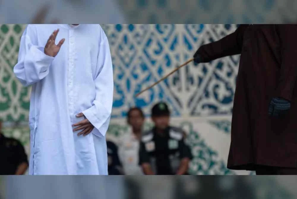 Seorang lelaki menjalani hukuman sebat di khalayak ramai di Banda Aceh, Indonesia pada 2 Julai lalu selepas disabitkan bersalah melanggar undang-undang syariah kerana bercium ketika melakukan siaran langsung di TikTok. Foto AP