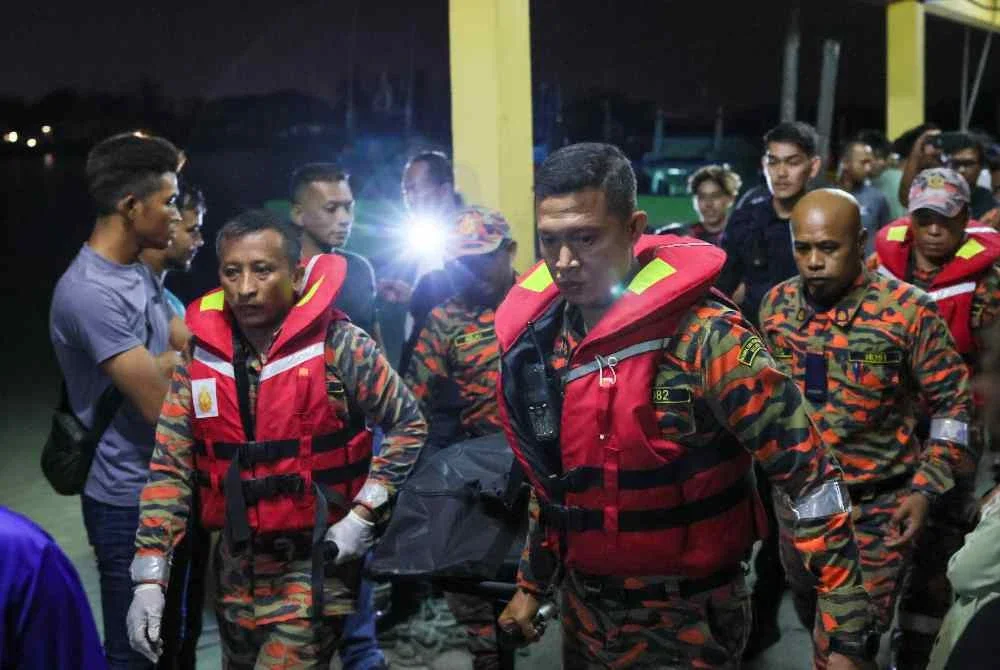 Sebuah bot mencandat sotong yang membawa 12 individu terdiri daripada pelanggan dan seorang tekong karam di tengah laut kira-kira jam 9 malam pada Jumaat. Foto Bernama