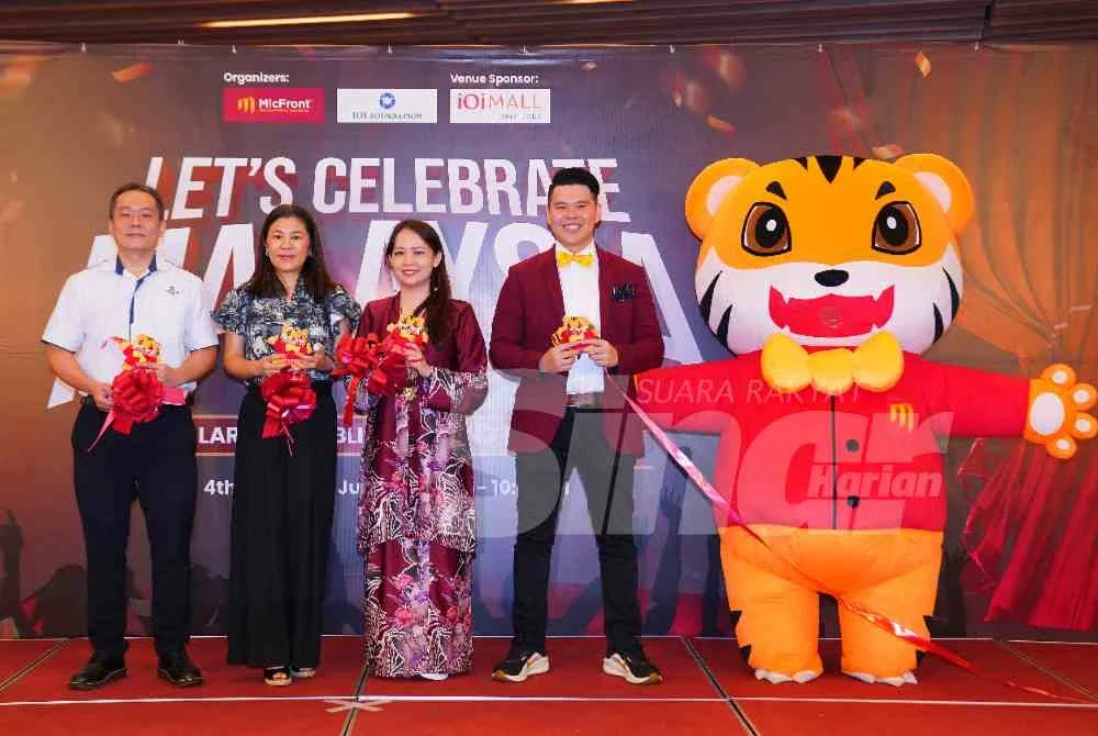 Dari kiri; Penolong Pengurus Besar IOI Mall Damansara, Edmund Tan; Pengarah Eksekutif IOI Foundation, Datin Joanne Wong; Pengasas Bersama MicFront, Dr Jolynn Ch’ng dan Pengasas Bersama MicFront, Mas Mahathir ketika merasmikan "Let’s Celebrate Malaysia: Largest Public Speaking Event” di IOI Mal Damansara di sini pada Sabtu. FOTO: SINAR HARIAN / MOHD HALIM ABDUL WAHID.