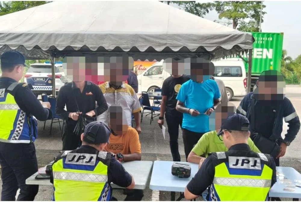 JPJ melaksanakan pemeriksaan pemandu di Stesen Penguat kuasa Gombak pada Sabtu. Foto JPJ KL