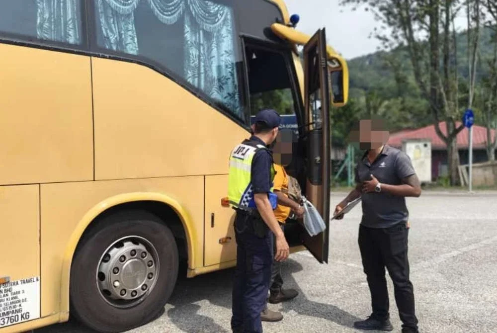 JPJ melaksanakan pemeriksaan pemandu di Stesen Penguat kuasa Gombak pada Sabtu. Foto JPJ KL