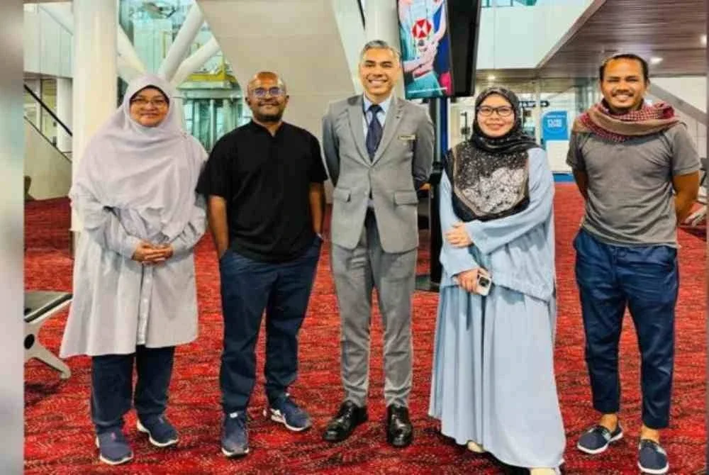Penulis (dua dari kiri) dan tiga lagi rakan wartawan bergambar kenangan dengan Allahyarham Hafeez (tengah) pada Julai 2024 sebaik kami tiba di KLIA, Sepang, sejurus selesai mengerjakan ibadah umrah.