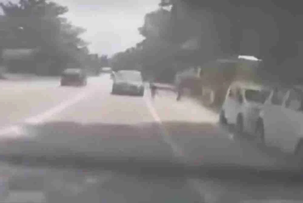 Seorang murid prasekolah di SK Seri Geliga cedera parah dalam kemalangan ketika melintas jalan berhadapan sekolahnya. Foto tular