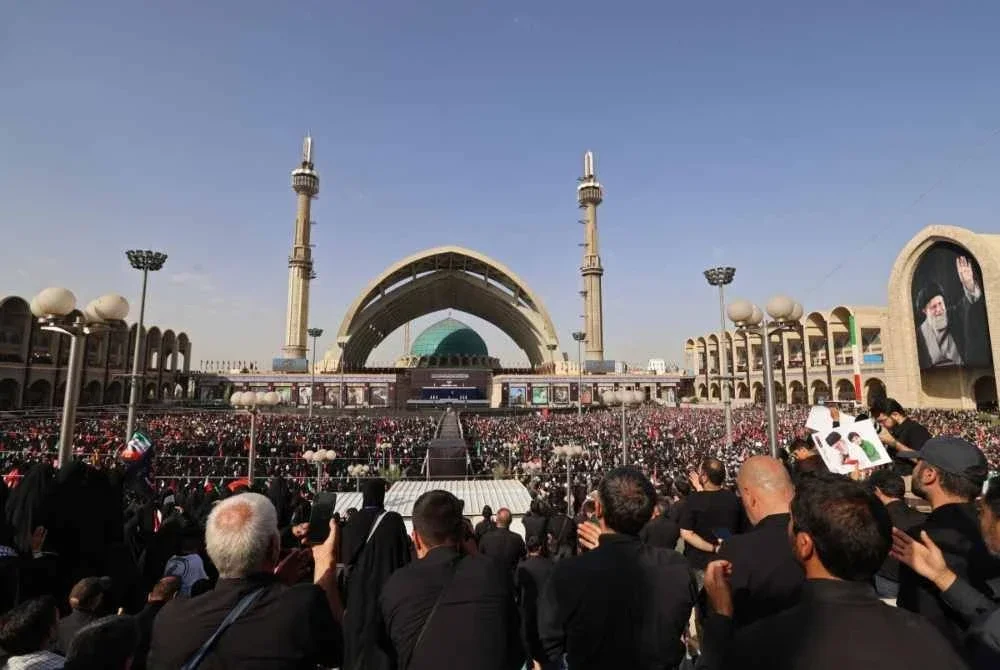 Orang ramai menghadiri upacara penghormatan terakhir Pemimpin Tertinggi Iran, Ayatollah Ali Khamenei di Grand Mosalla, Teheran. - FOTO: AFP