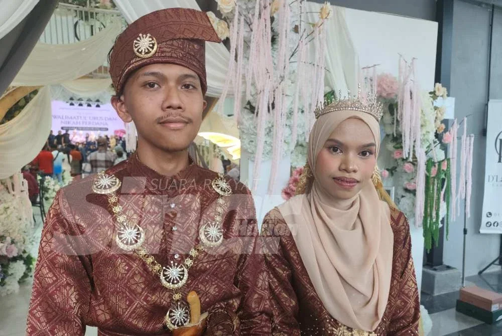 Naqib bersama cinta hatinya, Nurul Fatiah selamat melangsungkan perkahwinan menerusi Program Walimatul Urus dan Nikah Perdana Saudara Muslim Orang Asli Daerah Kuantan di sebuah dewan di Jaya Gading di sini pada Sabtu. Foto Sinar Harian