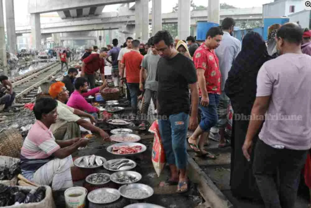 Suasana di pasar ikan itu tetap meriah. Foto Dhaka Tribune