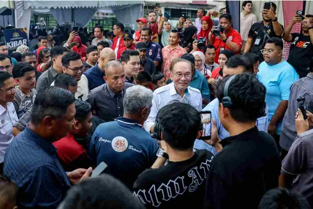 Anwar tempelak pihak bicara ketuanan Melayu, tapi biar tanah rizab terlepas Anwar tempelak pihak bicara ketuanan Melayu, tapi biar tanah rizab terlepas