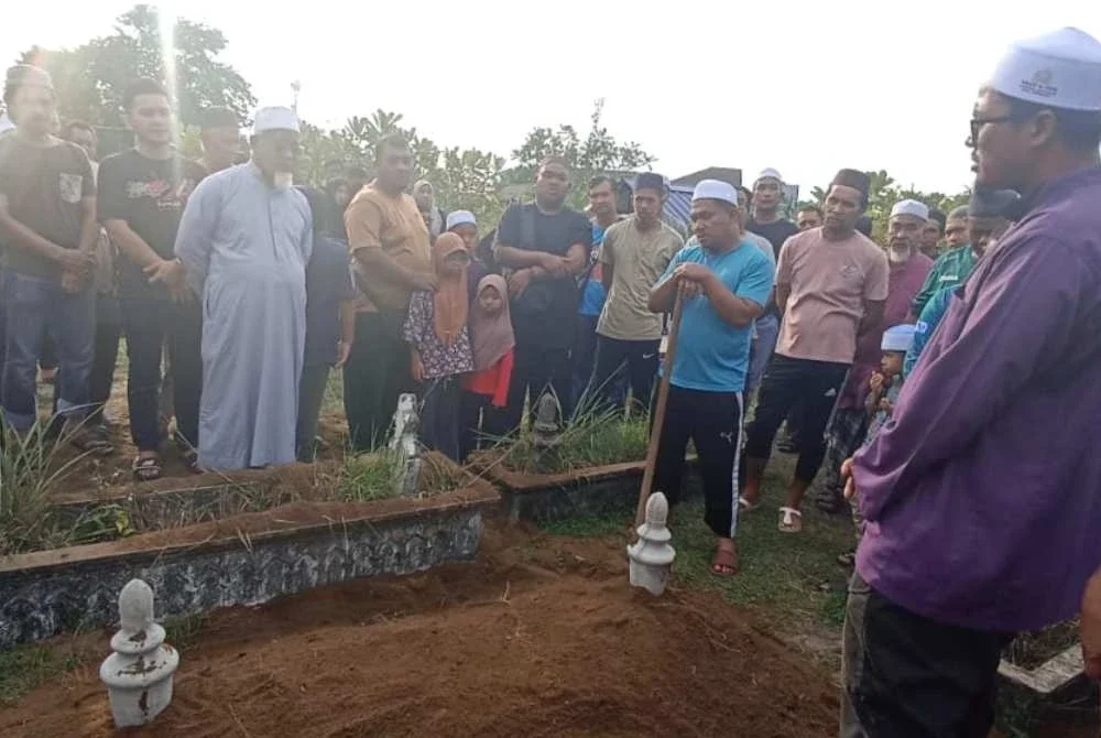 Jenazah Ahmad Nasaruddin selamat dikebumikan di Tanah Perkuburan Islam Kampung Bukit Tok Beng, Kuala Nerus pada Sabtu.