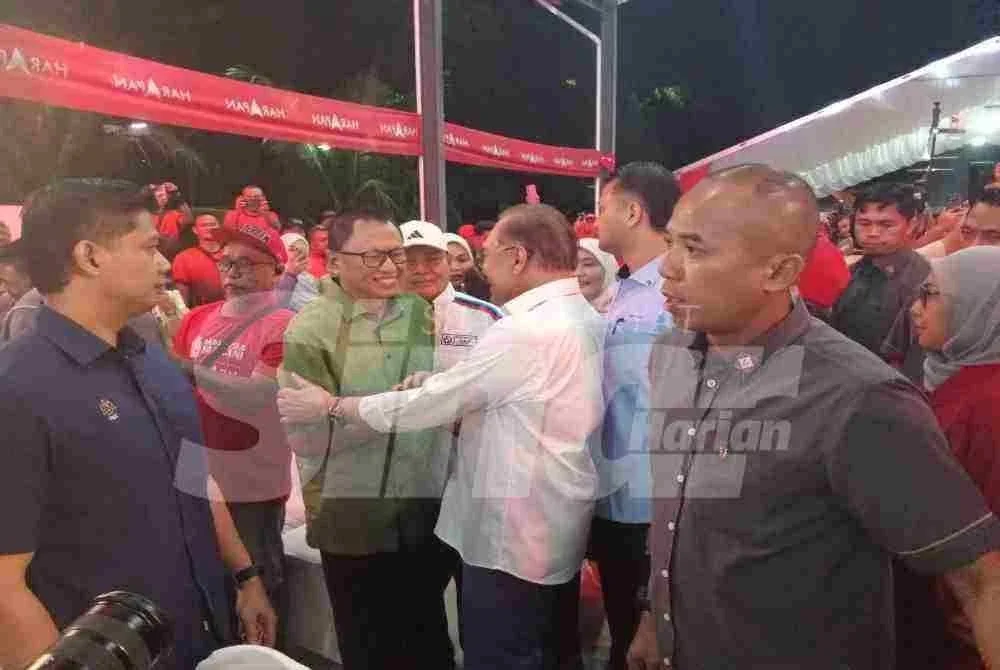 Puad Zarkashi muncul di program PH, disambut pelukan Anwar Puad Zarkashi muncul di program PH, disambut pelukan Anwar