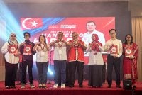 Naib Presiden Keadilan, Datuk Seri Amirudin Shari (tengah) bergambar selepas Majlis Peluncuran Manifesto Harapan Johor Untuk Semua. Foto Bernama
