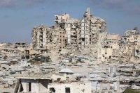 'Bandar khemah' yang menjadi tempat berlindung penduduk Palestin didirikan di tengah-tengah struktur yang musnah dibedil Zionis. Foto Agensi/AFP