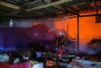 Seorang wanita rentung dalam kebakaran rumah di Serian. Foto JBPM
