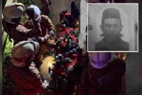 Pasukan bomba membantu membawa naik mangsa menggunakan pengusung. Gambar kecil: Zahidan Foto Bomba Pahang