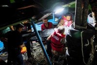 Pasukan penyelamat mengusung jenazah kru bot, Ahmad Nasaruddin yang maut selepas bot mencandat sotong dinaikinya karam kira-kira sembilan batu nautika dari Kuala Nerus di Jeti LKIM Kampung Batin. Foto Bernama